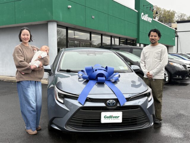 ニューヨーク店で2023 Toyota Corolla Hybrid LE を納車している記念写真