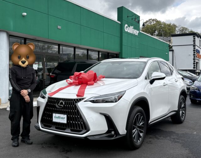 ニューヨーク店でLexus NX を納車した記念写真